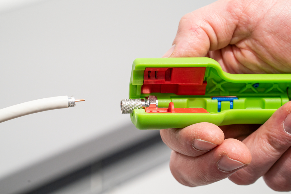 Coax-Stripper หมายเลข 1 F Plus Green Line - เหมาะสำหรับปลั๊ก F-screw connectors | เครื่องมือลอกสายที่ยั่งยืน I สำหรับการลอกและการลอกสายโคแอกเซียล รวมถึงเครื่องมือช่วยในการคลายเกลียว