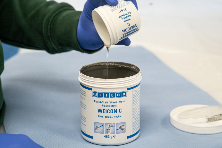 WEICON C ซีเมนต์เหล็กเติมเต็มพื้นผิว | ระบบเรซินอีพอกซีเติมอลูมิเนียมสำหรับการซ่อมแซมและการทำแม่พิมพ์