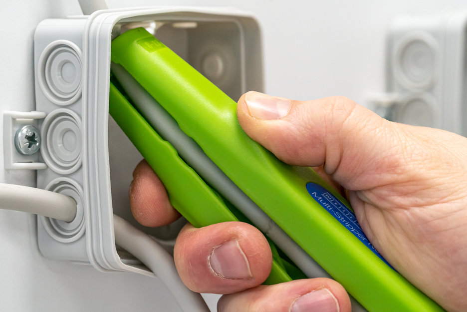 Multi-Stripper No. 400  Green Line | เครื่องมือปอกสายที่ยั่งยืน | เครื่องปอกสายอเนกประสงค์ ช่วงการทำงาน: ปอกสาย 0.5 - 6.0 มม.² | ลอกสาย 8 - 13 มม. Ø | อเนกประสงค์พร้อม 4 ฟังก์ชัน