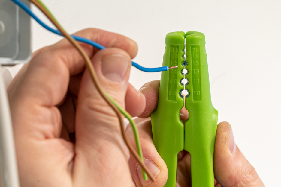 Multi-Stripper No. 400  Green Line | เครื่องมือปอกสายที่ยั่งยืน | เครื่องปอกสายอเนกประสงค์ ช่วงการทำงาน: ปอกสาย 0.5 - 6.0 มม.² | ลอกสาย 8 - 13 มม. Ø | อเนกประสงค์พร้อม 4 ฟังก์ชัน