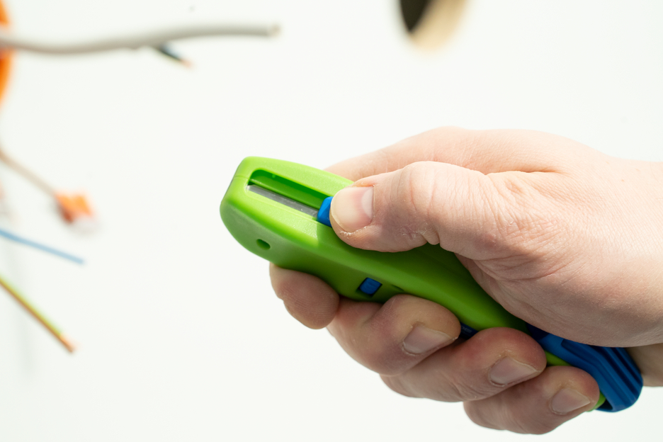 เครื่องปอกสายเคเบิล รุ่น S 4 - 28 Green Line | เครื่องมือปอกสายที่ยั่งยืน | พร้อมใบมีดตะขอที่สามารถดึงกลับได้ | ช่วงการทำงาน 4 - 28 มม. Ø