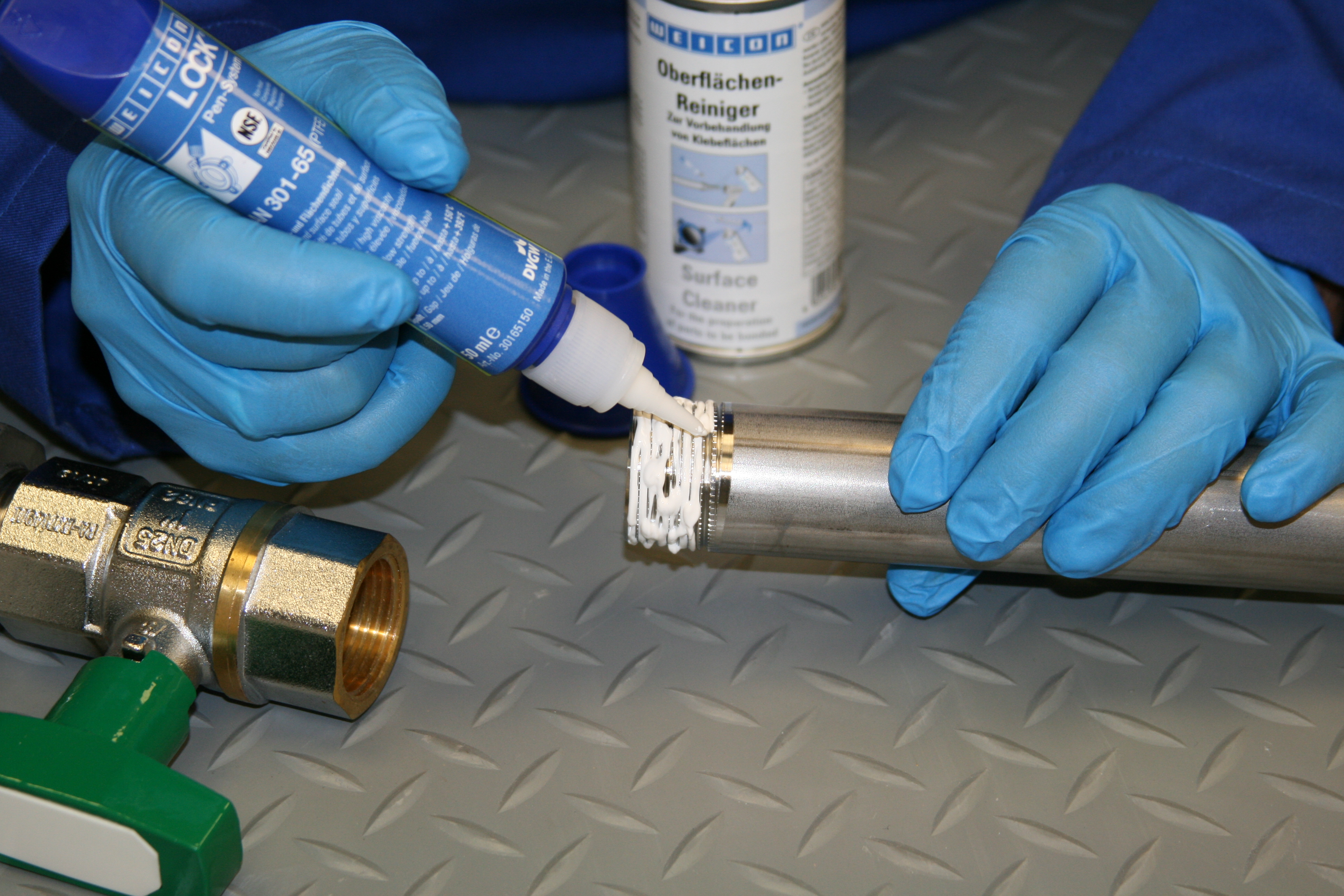 กาวล็อคเกลียว AN 301-65  ซึลท่อและหน้าแปลน | ใช้งานกับ PTFE, ความแข็งแรงปานกลาง, ผ่านการรับรองใช้กับการผลิตน้ำดื่ม