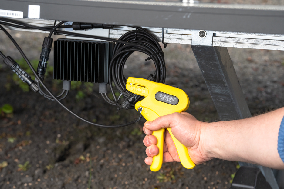 เครื่องปอกสายไฟ No. 7 Solar | สำหรับการปอกและลอกสายไฟโซลาร์เซลล์ทั่วไป (เช่น H1Z2Z2-K) ที่มีหน้าตัดตั้งแต่ 1.5 - 10 มม.²