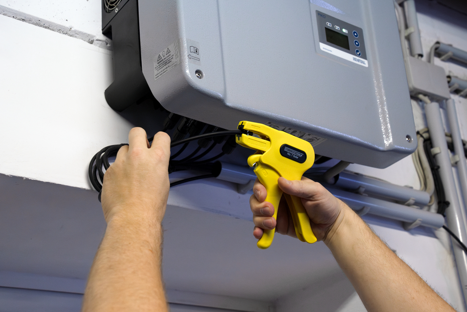 เครื่องปอกสายไฟ No. 7 Solar | สำหรับการปอกและลอกสายไฟโซลาร์เซลล์ทั่วไป (เช่น H1Z2Z2-K) ที่มีหน้าตัดตั้งแต่ 1.5 - 10 มม.²