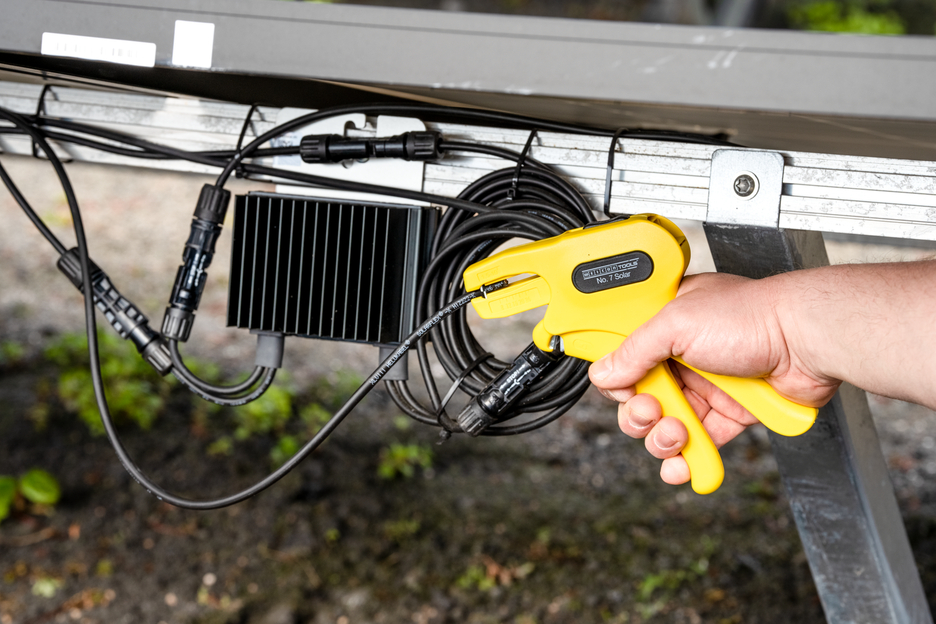 เครื่องปอกสายไฟ No. 7 Solar | สำหรับการปอกและลอกสายไฟโซลาร์เซลล์ทั่วไป (เช่น H1Z2Z2-K) ที่มีหน้าตัดตั้งแต่ 1.5 - 10 มม.²