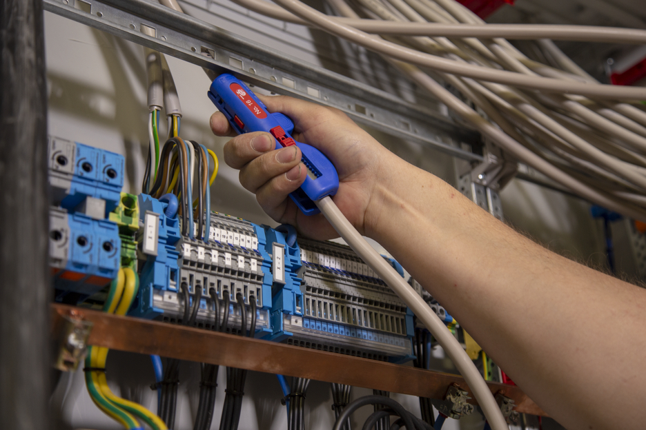 เครื่องลอกสาย Quadro-Stripper หมายเลข 16 | เครื่องลอกสายแบบหลายฟังก์ชัน I ช่วงการทำงานการลอกสาย 0.5 - 6.0 mm² / การลอกสาย 8 - 13 มม. Ø