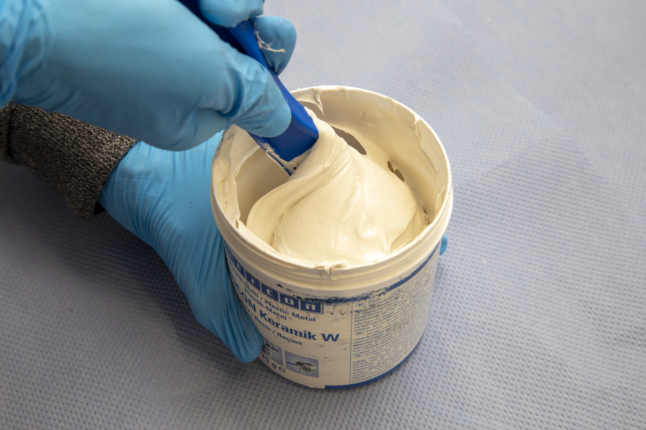 WEICON Ceramic W ซีเมนต์เหล็กเติมเต็มพื้นผิว | อีพอกซีเรซิน ที่เติมแร่ธาตุ สำหรับการเคลือบป้องกันการสึกหรอ