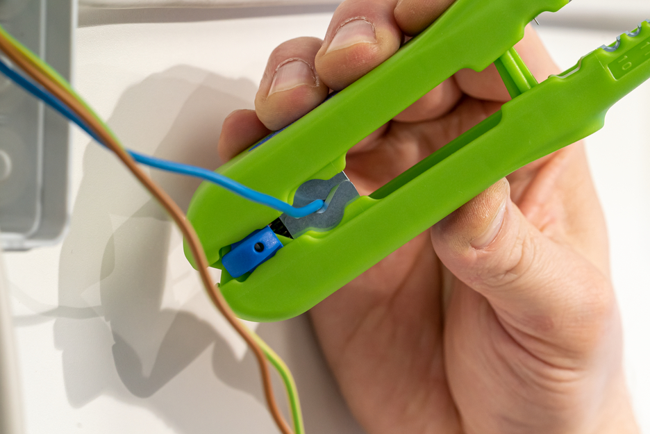Multi-Stripper No. 400  Green Line | เครื่องมือปอกสายที่ยั่งยืน | เครื่องปอกสายอเนกประสงค์ ช่วงการทำงาน: ปอกสาย 0.5 - 6.0 มม.² | ลอกสาย 8 - 13 มม. Ø | อเนกประสงค์พร้อม 4 ฟังก์ชัน