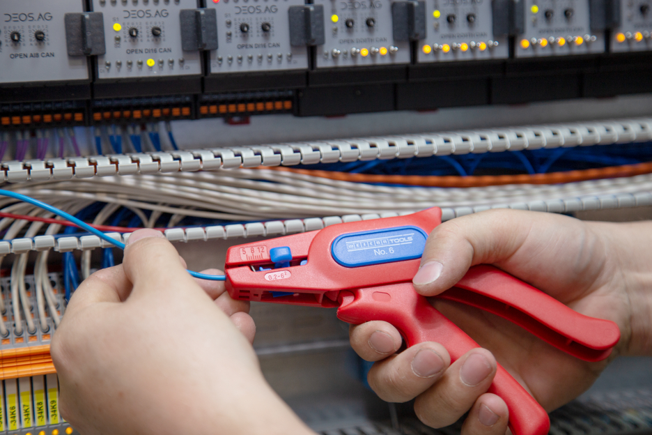 เครื่องปอกสาย รุ่น 6 | สำหรับการทำงานในระบบไฟฟ้าที่มีกระแสไฟฟ้าสูงถึง 1,000 โวลต์ ช่วงการทำงาน 0.2 - 6.0 มม.²