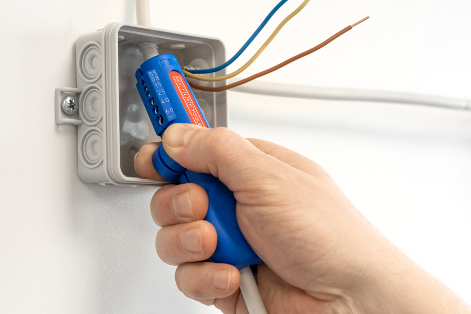 เครื่องลอกสาย Quadro-Stripper หมายเลข 16 | เครื่องลอกสายแบบหลายฟังก์ชัน I ช่วงการทำงานการลอกสาย 0.5 - 6.0 mm² / การลอกสาย 8 - 13 มม. Ø