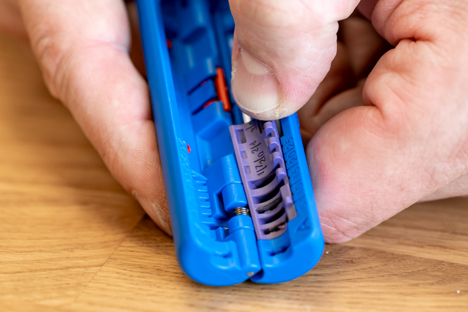 เครื่องลอกสาย Profibus หมายเลข 2 | เครื่องมือสำหรับการลอกสายข้อมูล Profibus ที่มีฉนวนป้องกัน (เช่น สายข้อมูลที่มีการป้องกัน)